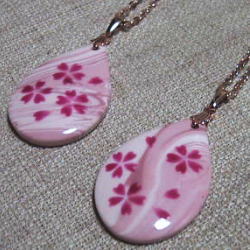 陶器のネックレス　桜模様
